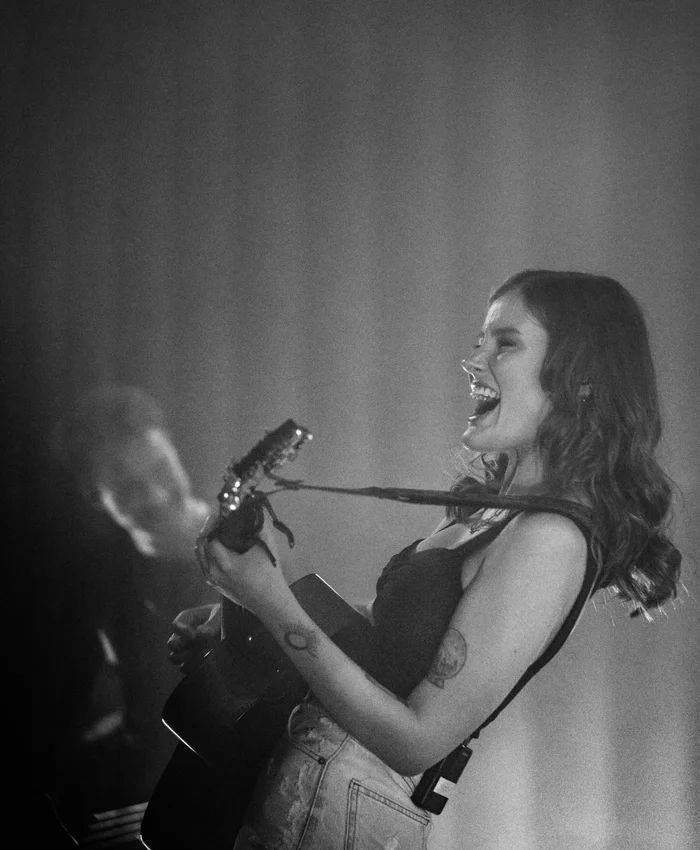 Madeline Juno Konzert mit Gitarre Madeline Juno Konzert mit Gitarre
